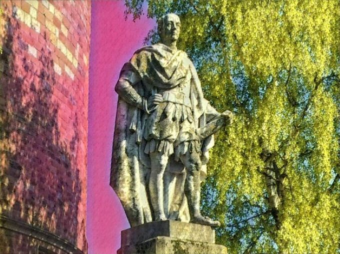 Nigel Farrage lookalike. In a toga romana